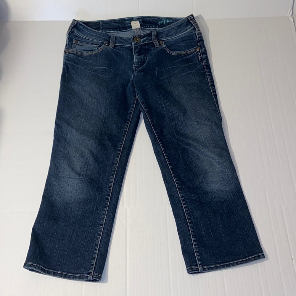 Silver Aiko Size 28 Women’s Denim Blue Capri Jeans